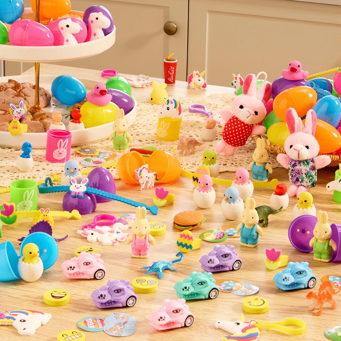 JOYIN 100 Ovos para Crianças – Recheados com Brinquedos e Adesivos, Perfeitos para Caça aos Ovos, Cestas de Lembrancinhas e Presentes para a Sala de Aula